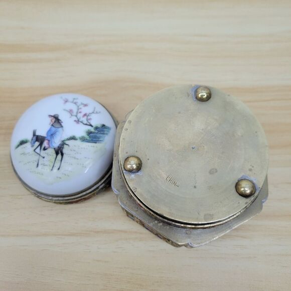 Vintage Chinese Brass Handpainted Snuff or Tea Cloisonne Figural Art Trinket Box - Picture 7 of 16
